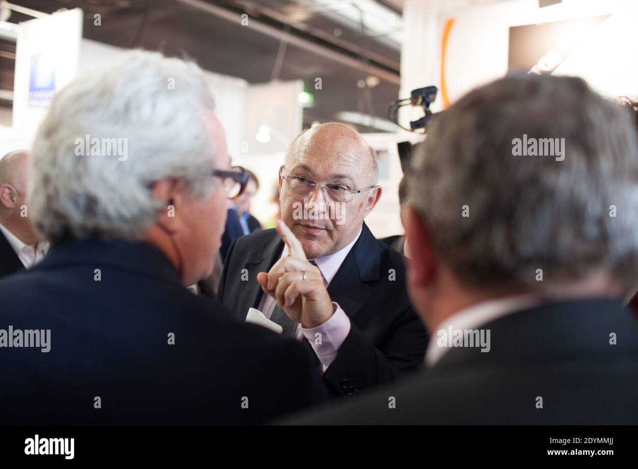 Der Minister für Arbeit, Beschäftigung und sozialen Dialog, Michel Sapin, spricht mit Unternehmern über die ideale Wirtschaftspolitik auf der "Planete PME" Messe, die am 18. Juni 2013 im "Palais des Congres" in Paris, Frankreich, stattfand. Foto von Romain Boe/ABACAPRESS.COM Stockfoto