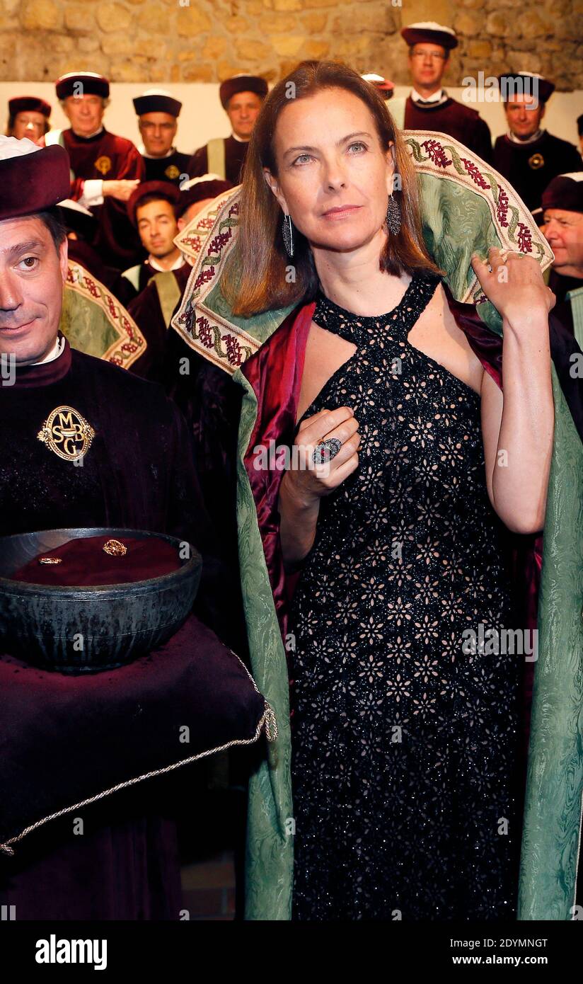 Carole Bouquet wurde von der 'Commanderie Du Bontemps Du Medoc' für die Übereinstimmung mit 'Grand Commandeur' der Bordeaux's Celebrate Weine in Saint-Julien-Beychevelle, Medoc, Frankreich, während der 'Fete de la Fleur Zeremonie' eingeweiht, um Vinexpo 2013, am 19. Juni 2013 zu schließen. Foto von Patrick Bernard/ABACAPRESS.COM Stockfoto