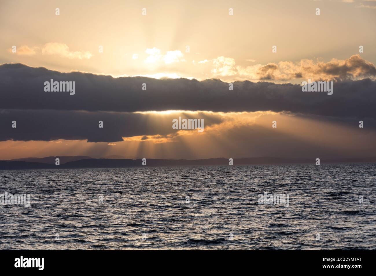 Ozeanlandschaft, Abendsonne in dunklem Himmel bei British Columbia Kanada Stockfoto