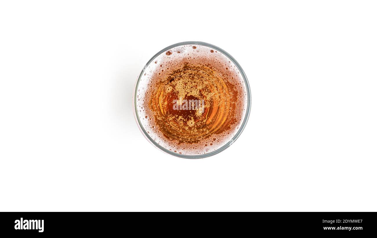Glas helles Bier auf weißem Hintergrund. Blick von oben. Hochwertige Fotos Stockfoto