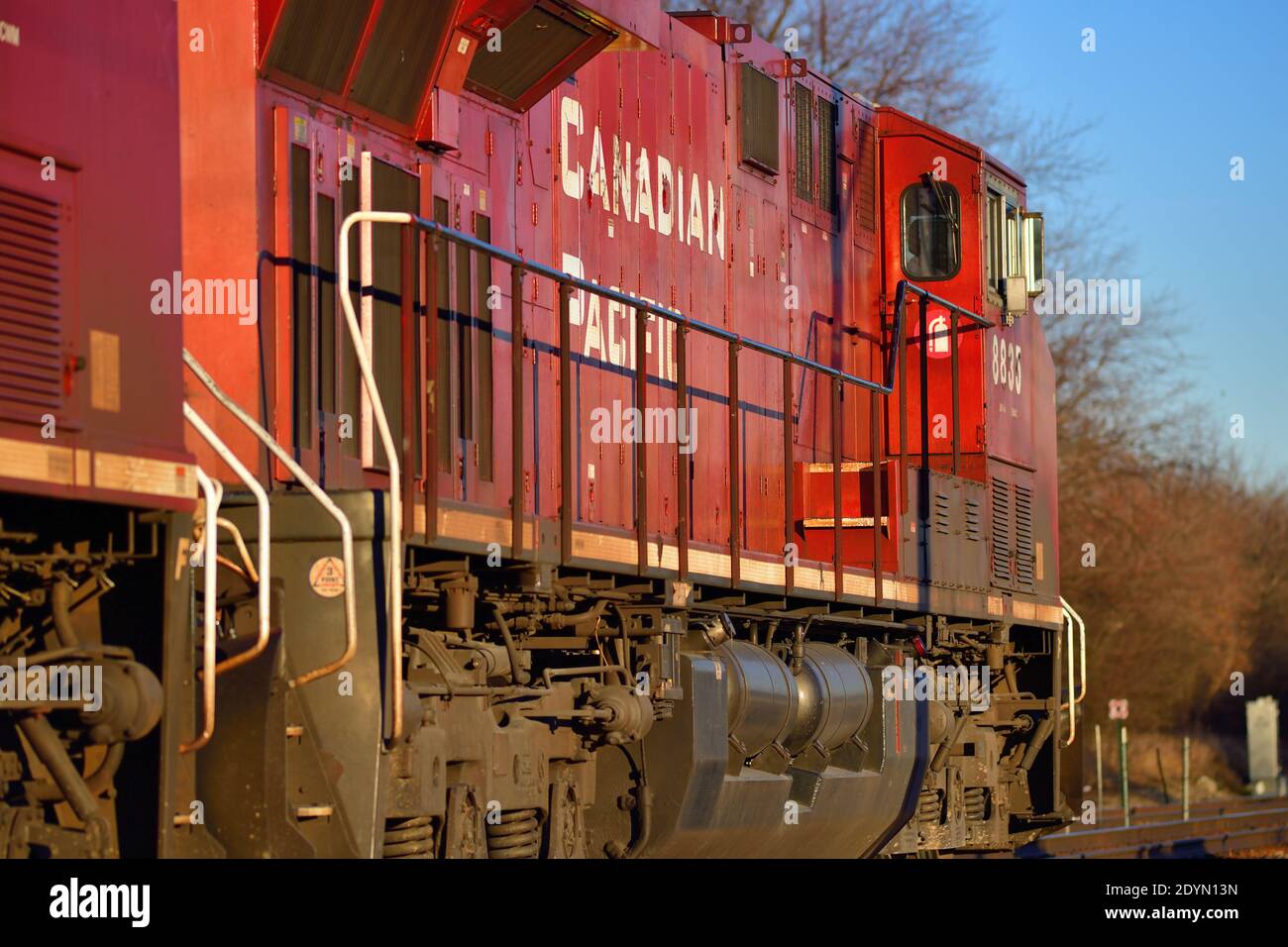 Bartlett, Illinois, USA. Eine Canadian Pacific Railway Lokomotive vor vier Einheiten, die einen CP Güterzug ostwärts durch Bartlett führen, Stockfoto