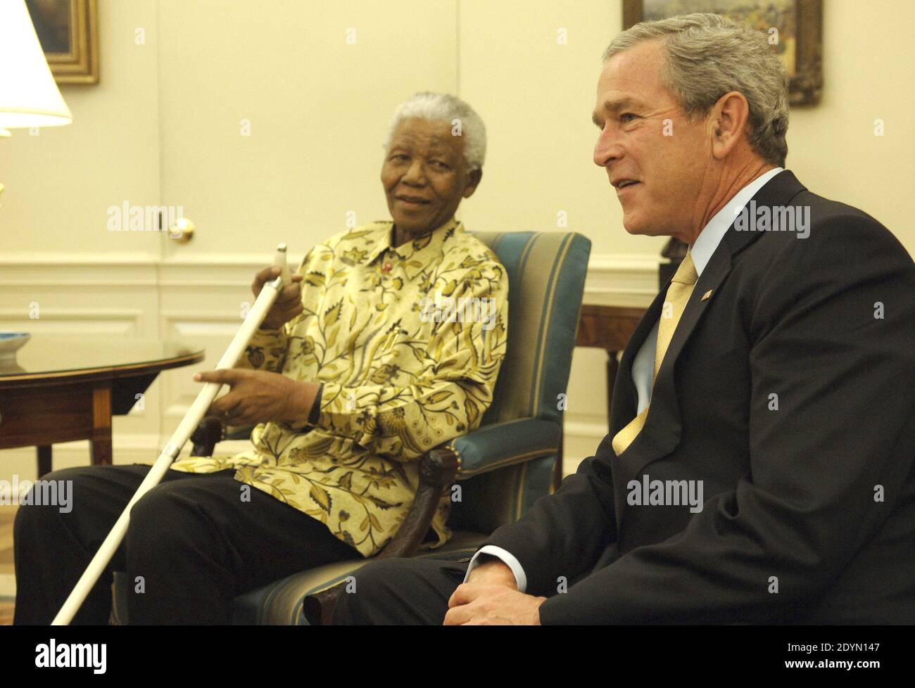 Der Präsident der Vereinigten Staaten, George W. Bush (R), trifft sich mit dem ehemaligen Präsidenten Südafrikas, Nelson Mandela, im Oval Office des Weißen Hauses in Washington, DC, USA, 17. Mai 2005. Mandela besucht offiziell die USA und sucht Unterstützung für den Nelson Mandela Legacy Trust, der in Afrika ansässige Wohltätigkeitsorganisationen unterstützt. Foto von Mannie Garcia/CNP/ABACAPRESS.COM Stockfoto