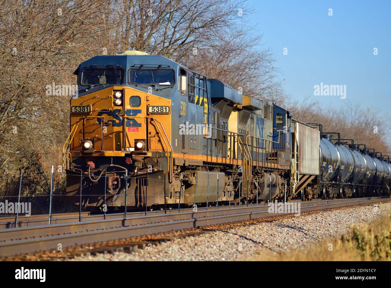Bartlett, Illinois, USA. Run-through CSX Transportation Lokomotiven führen eine Canadian Pacific Railway Güterzug westbound durch Bartlett. Stockfoto