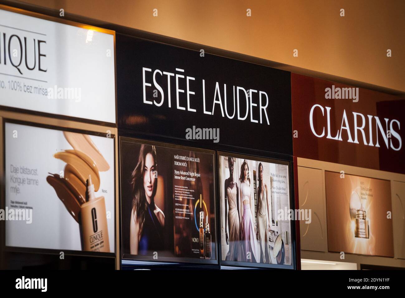 BELGRAD, SERBIEN - 15. SEPTEMBER 2020: Estee Lauder Logo auf einem Regal der Produkte der Marke. Estee Lauder ist eine amerikanische Kosmetik- und Hautpflegemarke Stockfoto