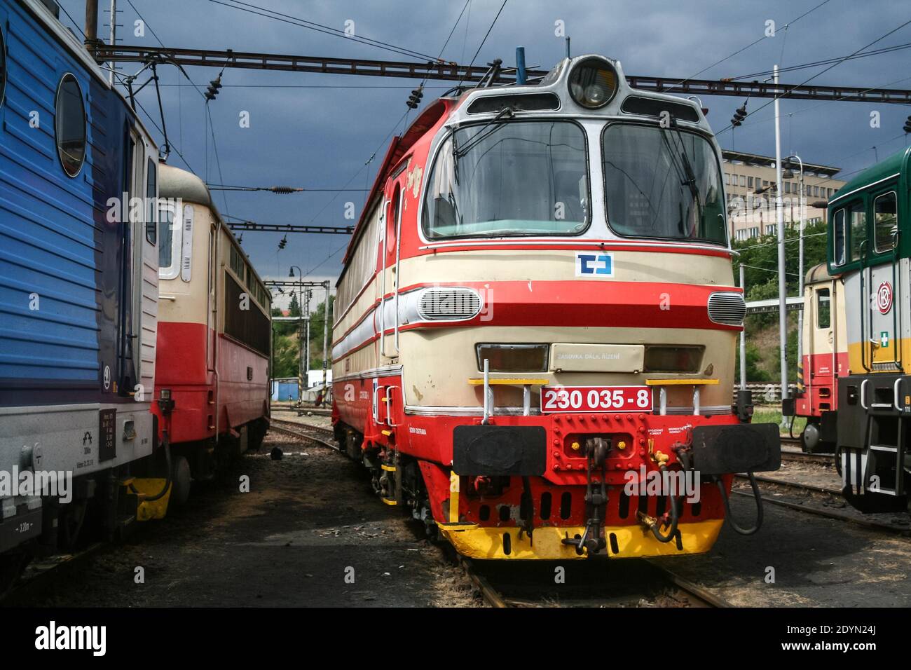 BRNO, TSCHECHIEN - 21. JUNI 2014: Elektrische Lokomotive der Baureihe 230, ab CD Cargo Tschechische Eisenbahn vor Abflug in Bereitschaft. CD, oder Ceske Drahy ist Haupt rai Stockfoto