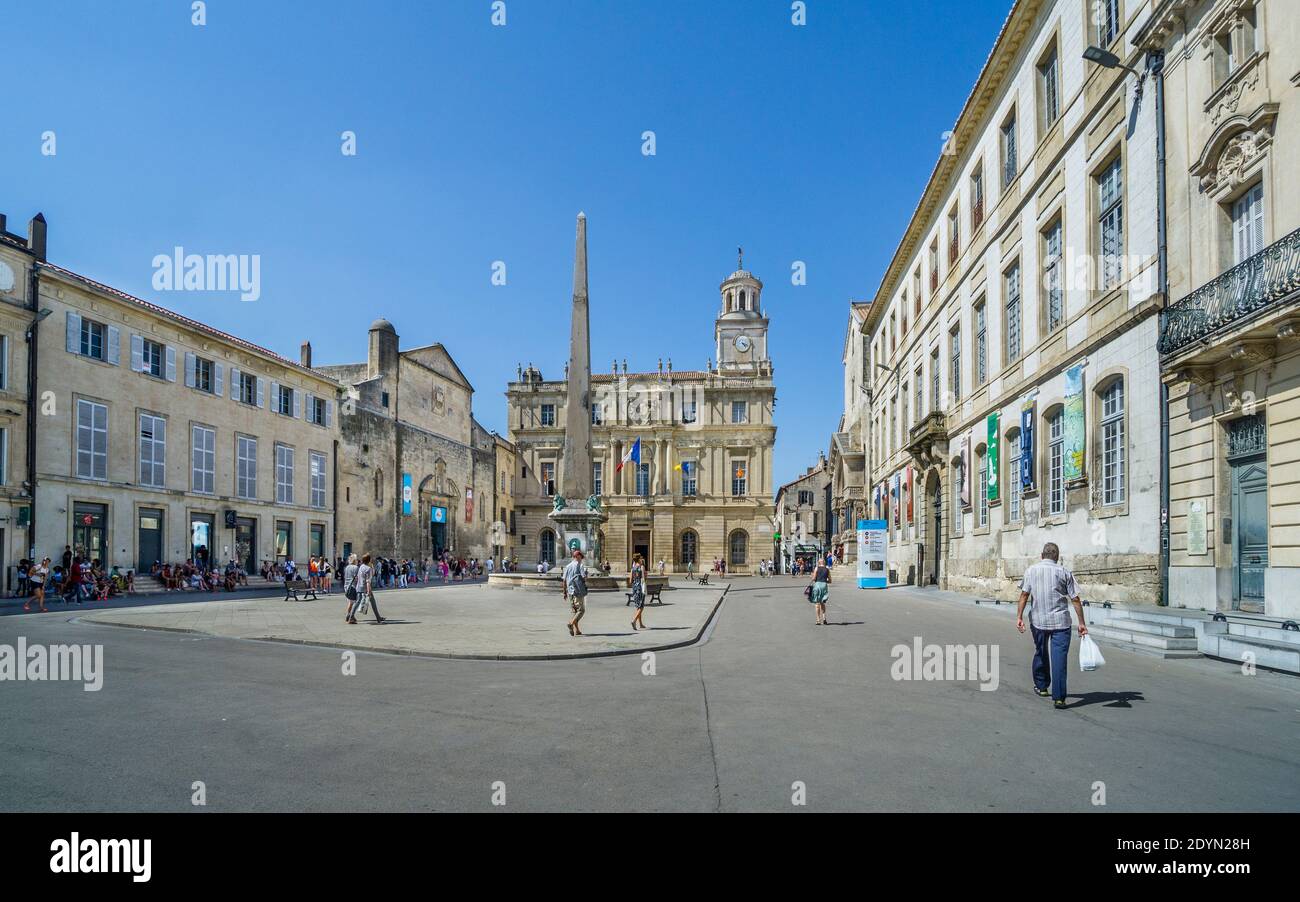 Obélisque d'Arles und Rathaus am Place de la République, Arles, Departement Bouches-du-Rhône, Südfrankreich Stockfoto
