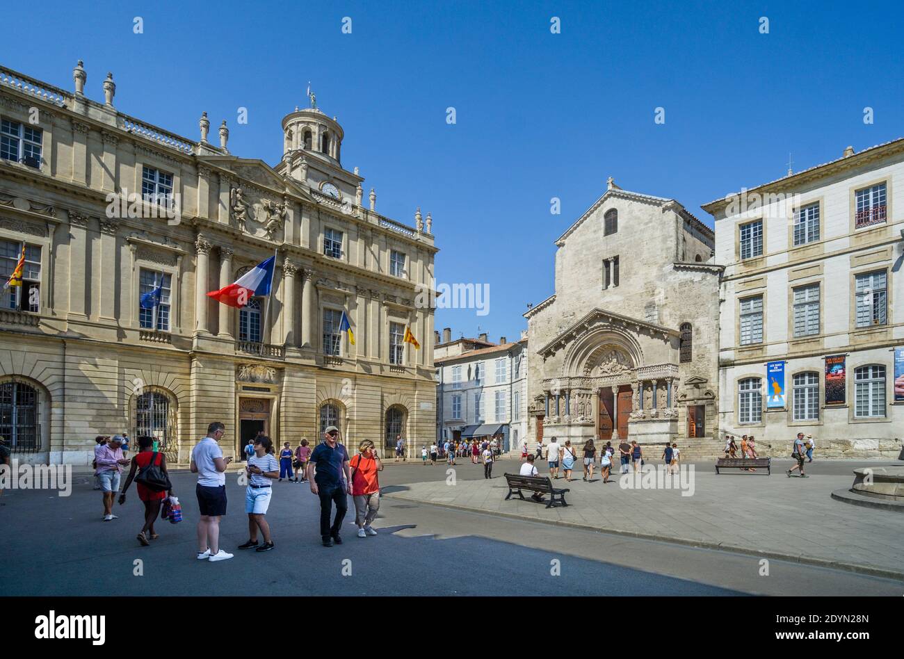 Rathaus und Cathédrale Saint-Trophime am Place de la République, Arles, Departement Bouches-du-Rhône, Südfrankreich Stockfoto