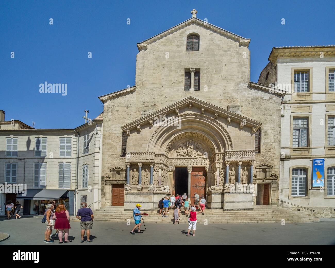 Portal der Cathédrale Saint-Trophime am Place de la République, Arles, Departement Bouches-du-Rhône, Südfrankreich Stockfoto