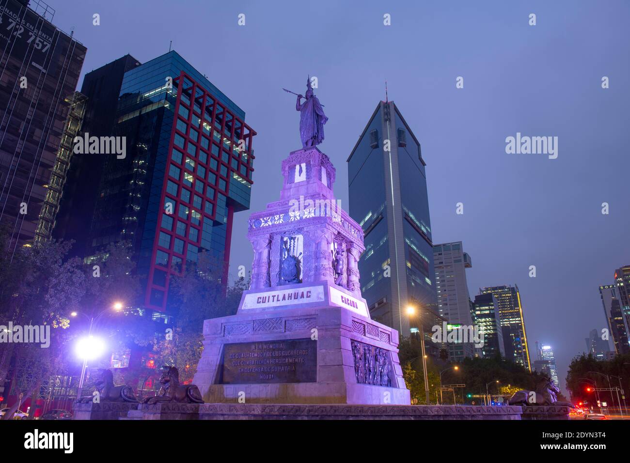 Cuauhtemoc Statue bei Nacht auf der Avenida Paseo de la Reforma Avenue in Mexiko-Stadt CDMX, Mexiko. Stockfoto