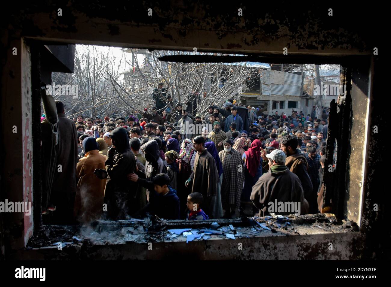 26. Dezember 2020: Kashmiri-Leute bewerten das beschädigte Wohnhaus im Dorf Kanigam im Bezirk Shopian, südlich von Srinagar, indisch verwaltetes Kaschmir am 26. Dezember 2020. Bei einem nächtlichen Treffen wurden zwei lokale kashmiritische Millitanten getötet und zwei indische paramilitärische Truppen verletzt. Quelle: Muzamil MATtoo/IMAGESLIVE/ZUMA Wire/Alamy Live News Stockfoto