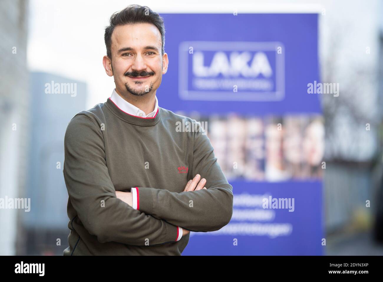 Stuttgart, Deutschland. Dezember 2020. Dejan PERC, Vorsitzender des Landesverbands kommunaler Migrantenvertreter in Baden-Württemberg, steht vor einem Banner des kommunalen Migrantenvertreters LAKA. (To dpa: 'Mingrant Representors: Corona vergrößert die Kluft zwischen Arm und Reich') Credit: Tom Weller/dpa/Alamy Live News Stockfoto