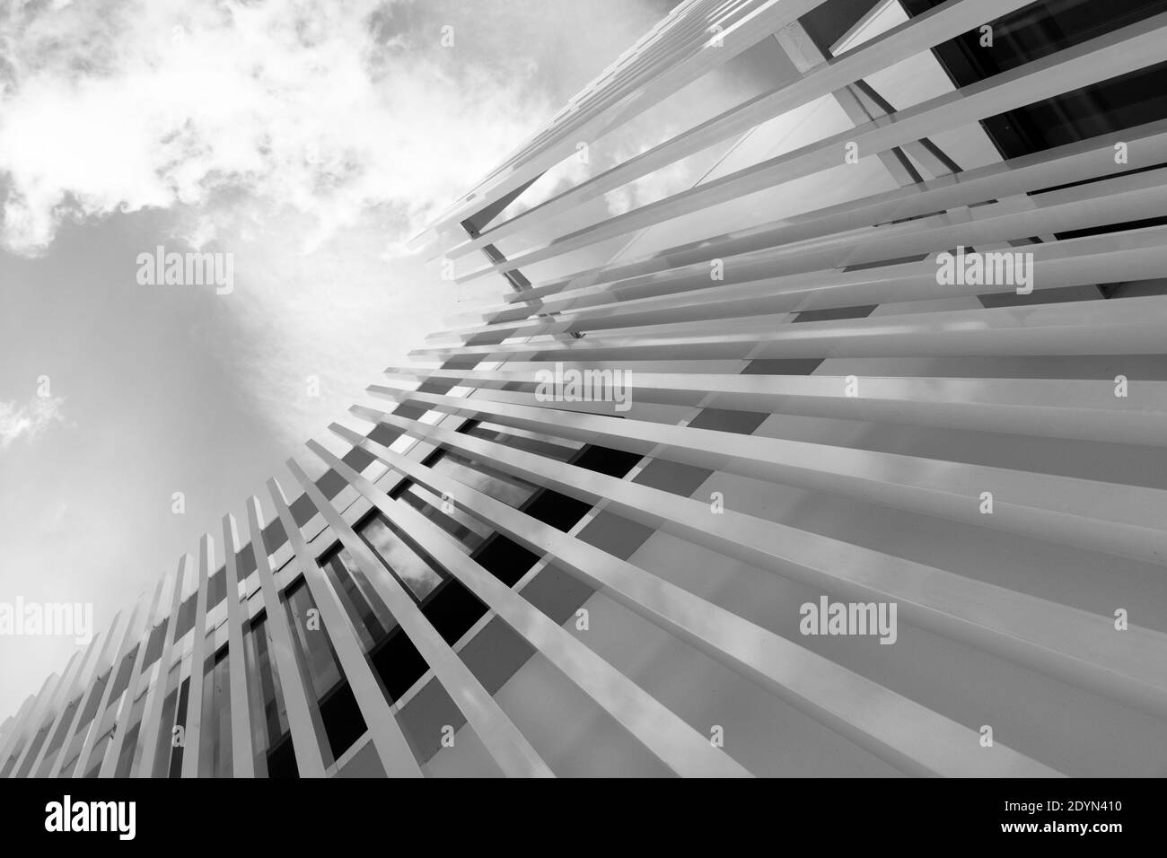 Weiß grau Linie abstrakte Struktur Moderne Minimalismus Architektur und Himmel Hintergrund Stockfoto