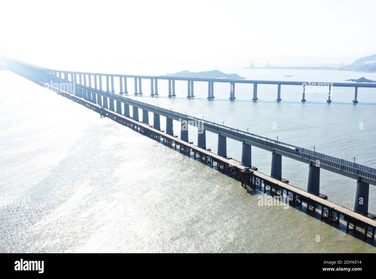 (201227) -- PEKING, 27. Dezember 2020 (Xinhua) -- EIN Zug fährt am 26. Dezember 2020 auf der Pingtan Strait Road-Rail Brücke der Fuzhou-Pingtan Eisenbahn in der südöstlichen Provinz Fujian. Die Fuzhou-Pingtan-Eisenbahn in der ostchinesischen Provinz Fujian wurde am Samstag nach sieben Jahren Bauzeit für den Verkehr geöffnet, was es für taiwanesische Landsleute bequemer machte, zum Festland zu reisen. Die 88 km lange Eisenbahn, die für Hochgeschwindigkeitszüge mit einer Geschwindigkeit von bis zu 200 km/h ausgelegt ist, verbindet die Provinzhauptstadt Fuzhou mit der Inselgruppe Pingtan, wo die Pingtan umfassend ist Stockfoto