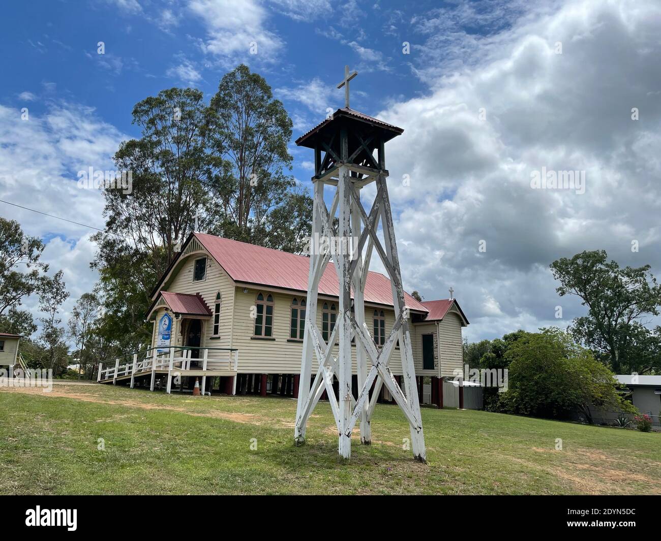 Blick auf die römisch-katholische Kirche St. Michael, erbaut 1909 in der ländlichen Stadt Kilcoy, Queensland, Australien Stockfoto