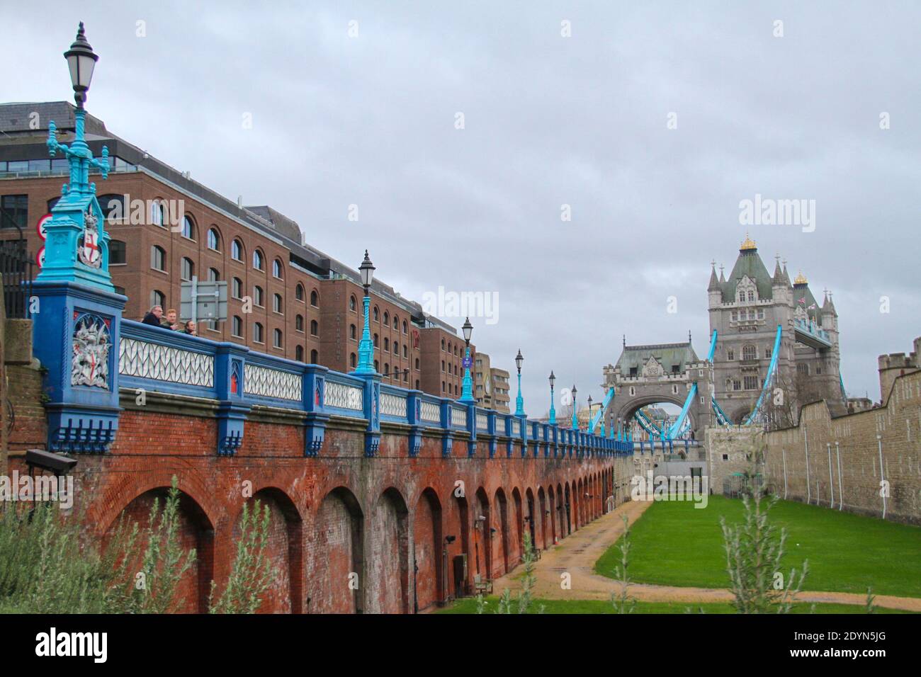 London, Großbritannien. Dezember 2020. Menschen an einer der Mauern um den Tower of London am zweiten Weihnachtsfeiertag 2020. London und Teile Südostenglands waren in Tier 4, während der Weihnachtsfeiertage mit Beschränkungen für die Haushaltsmischung und nicht-wesentliche Geschäfte geschlossen. Die Tier-4-Maßnahmen sind nach dem 30. Dezember zu überprüfen. Kredit: SOPA Images Limited/Alamy Live Nachrichten Stockfoto