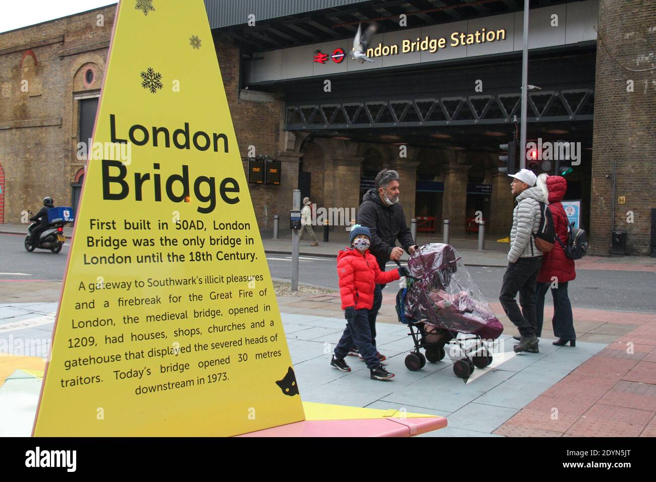 London, Großbritannien. Dezember 2020. Die Menschen gehen an einer Informationsinstallation vorbei, die sich gegenüber der London Bridge Station befindet. Der Bahnhof war an Weihnachten und am zweiten Weihnachtsfeiertag wegen geplanter Technik geschlossen. London und Teile Südostenglands waren in Tier 4, während der Weihnachtsfeiertage mit Beschränkungen für die Haushaltsmischung und nicht-wesentliche Geschäfte geschlossen. Die Tier-4-Maßnahmen sind nach dem 30. Dezember zu überprüfen. Kredit: SOPA Images Limited/Alamy Live Nachrichten Stockfoto