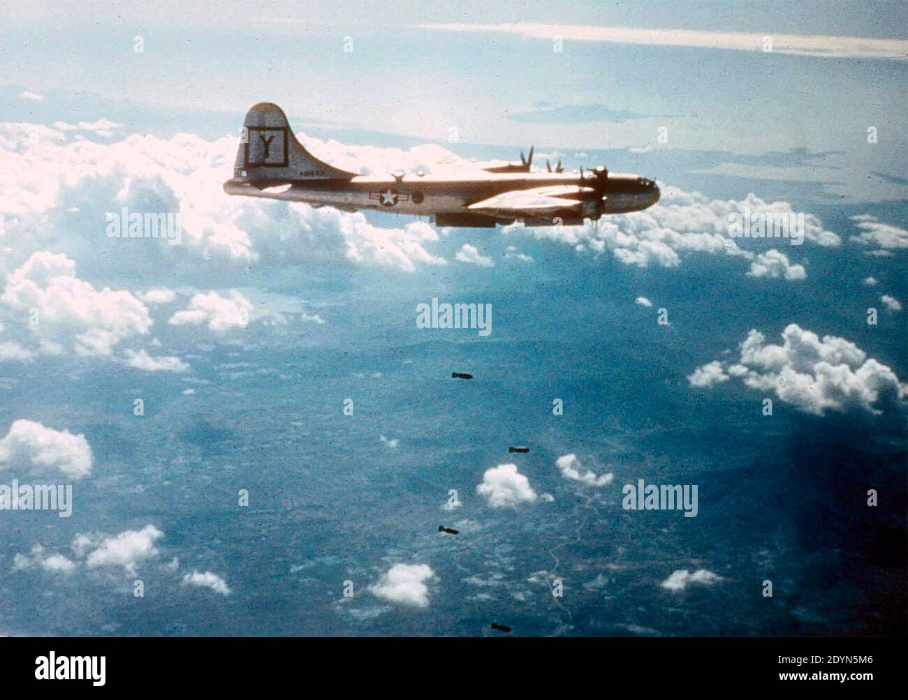 Eine US Air Force Boeing B-29 Superfortress von der 307th Bomb Group bombardiert ein Ziel in Korea, ca. 1950-51. Stockfoto