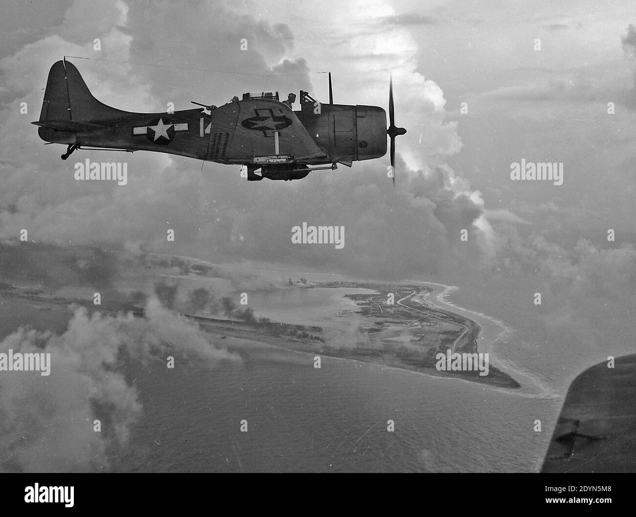 Ein US Navy Douglas SBD-5 Dauntless Tauchbomber von Bombing Squadron 5 (VB-5) von der Flugzeugträger USS Yorktown (CV-10) über Wake Island, 5. Oder 6. Oktober 1943 Stockfoto