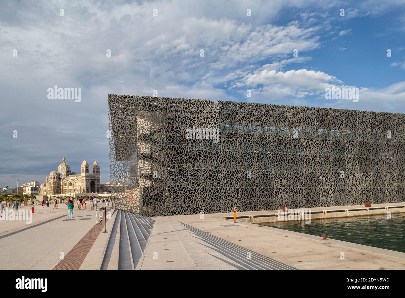 Die Kathedrale von Marseille wurde im byzantinisch-römischen Stil von den Architekten Léon Vaudoyer und Henri-Jacques Espérandieu erbaut. MuCEM wurde von Design entworfen Stockfoto