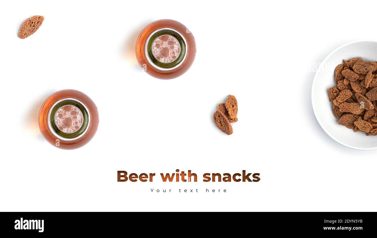 Bier mit Snacks auf weißem Hintergrund. Hochwertige Fotos Stockfoto