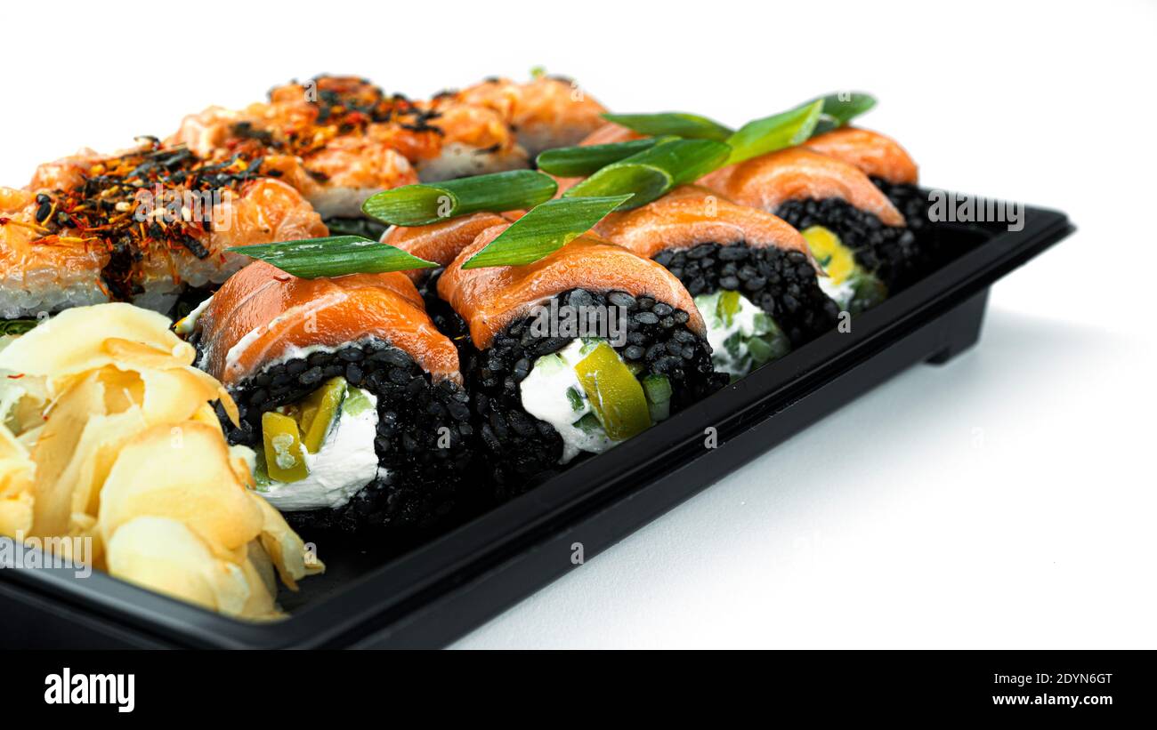 Sushi rollt auf weißem Hintergrund. Japanische Küche. Hochwertige Fotos Stockfoto