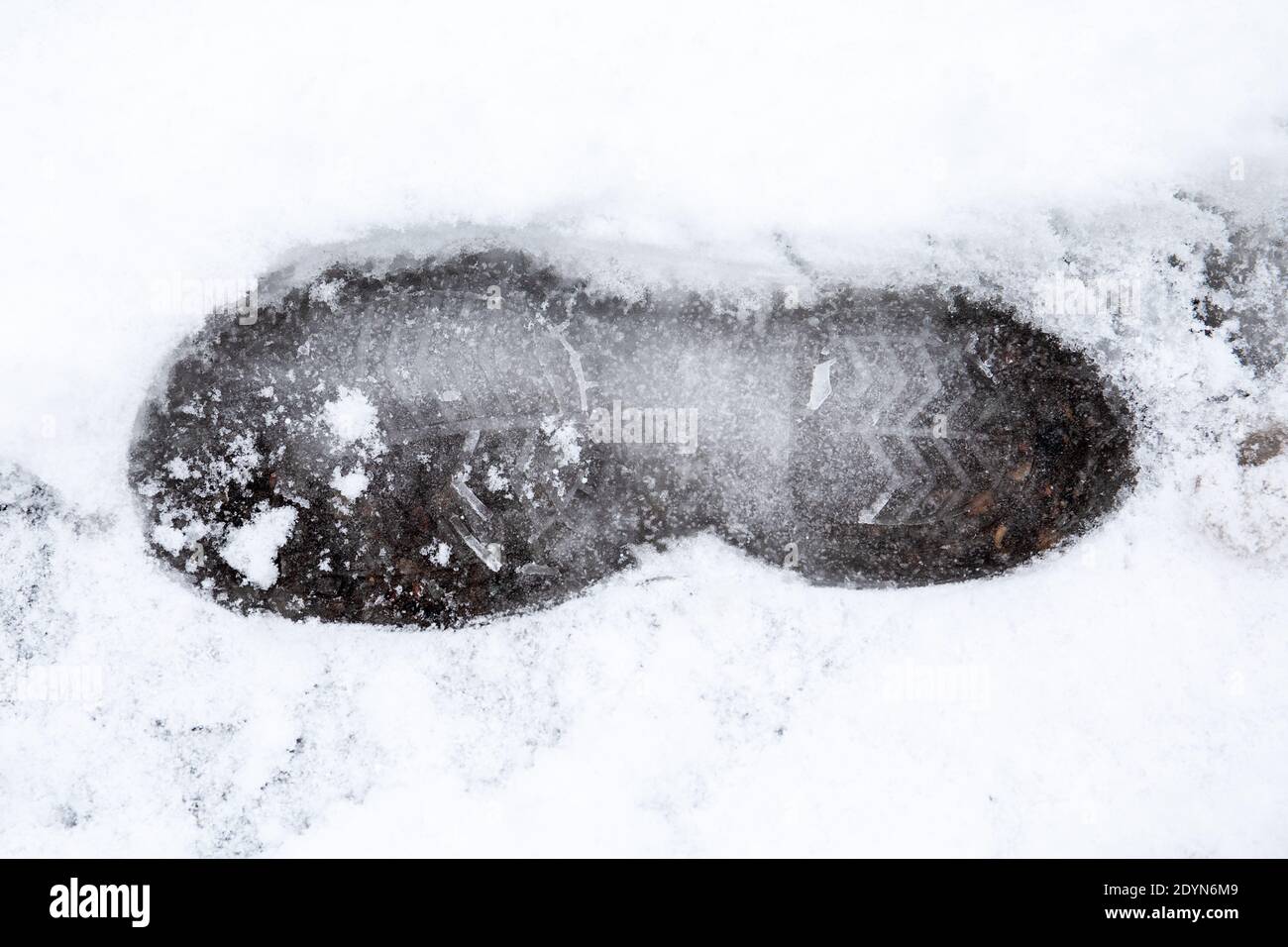 Fußabdruck im Schnee nach dem Säen. Marke von jemandem. Stockfoto