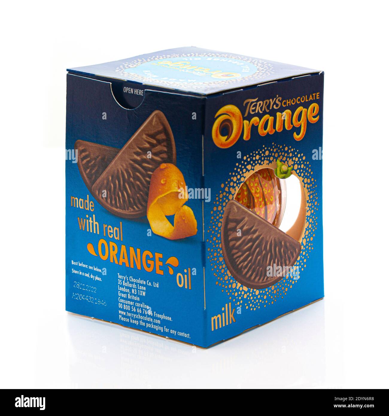 SWINDON, UK - 26. DEZEMBER 2020: Terris Chocolate Orange auf weißem Hintergrund Stockfoto