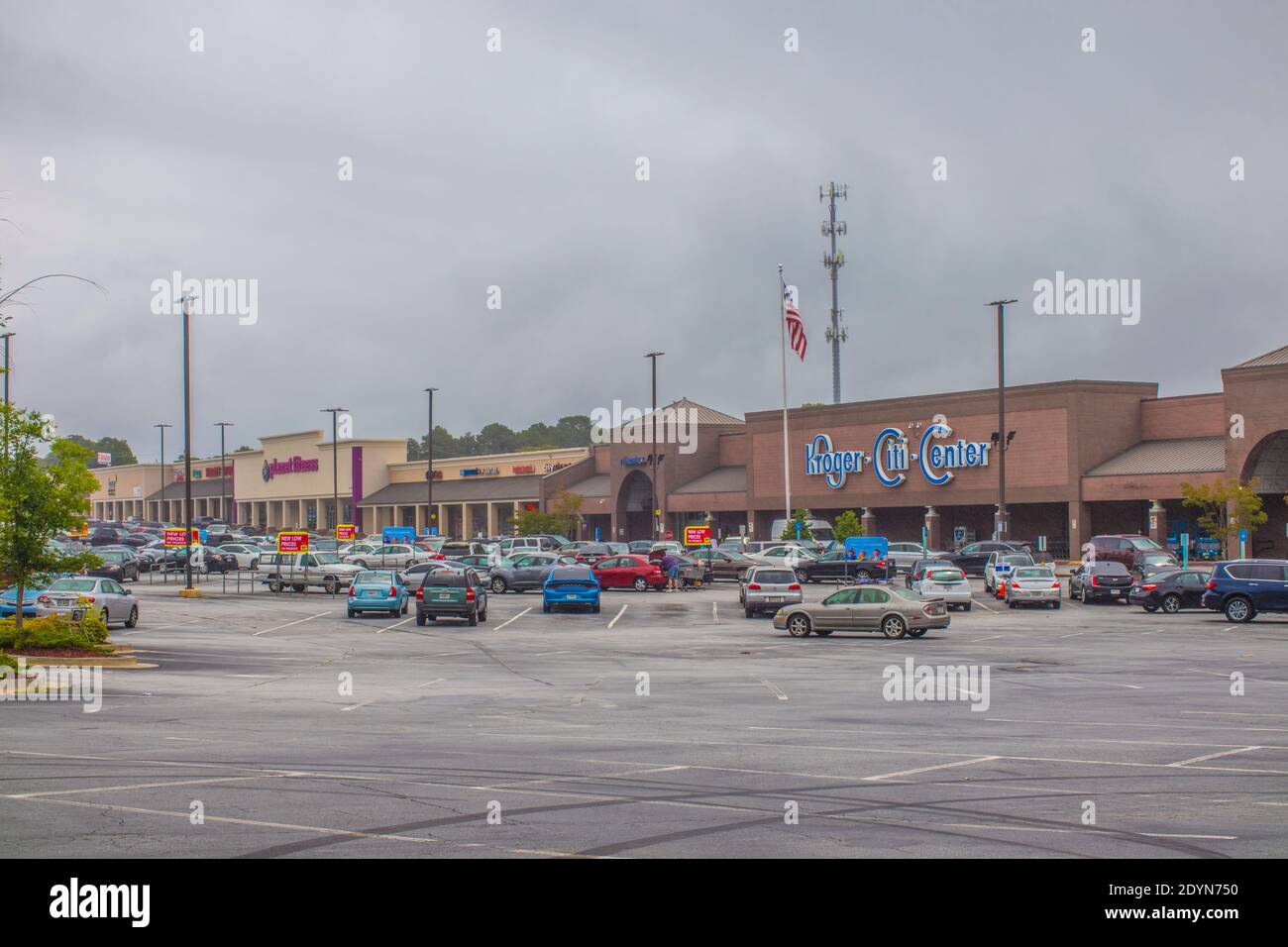 DeKalb County, GA / USA - 07 07 20: Kroger Citi Center Supermarkt mit Autos und Menschen an einem bewölkten Tag Stockfoto