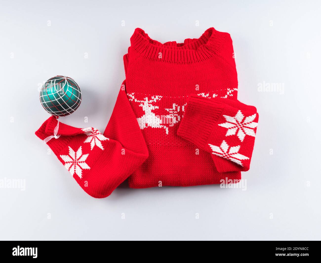 Roter hässlicher weihnachts-Pullover mit grünem Ornament Stockfoto