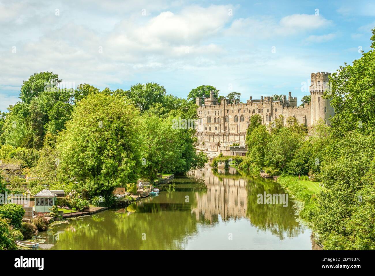 Fernsicht auf Warwick Castle am Fluss Avon in Warwick, Warwickshire, England Stockfoto
