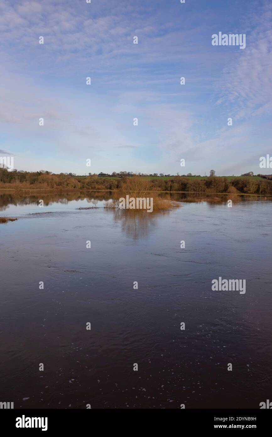 Hochwasser auf dem Fluss Severn in Cressage, Shropshire. Weihnachtstag 2020 Überschwemmungen Stockfoto