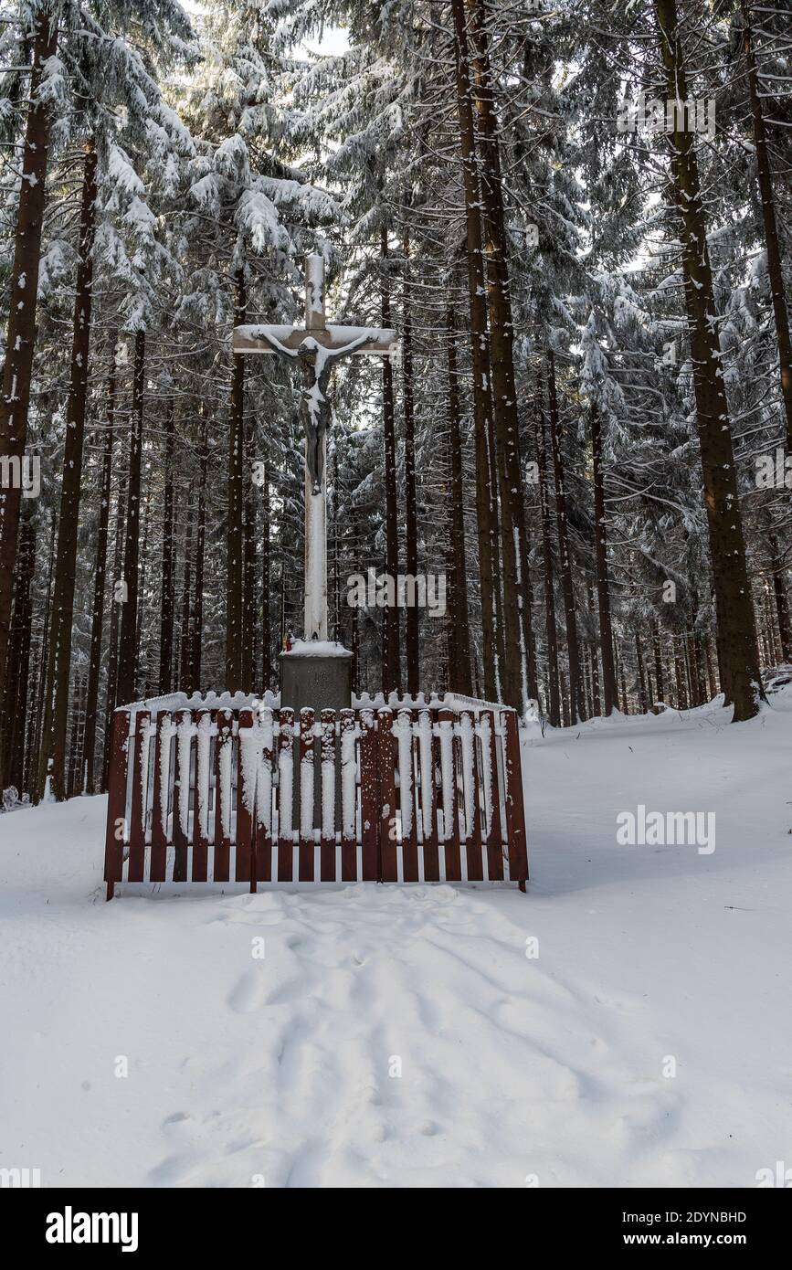 Stein Kruzifix im Winter schneebedeckten Wald auf Bily kriz in Moravskoslezske Beskiden Berge auf tschechisch - slowakischen Grenzen Stockfoto