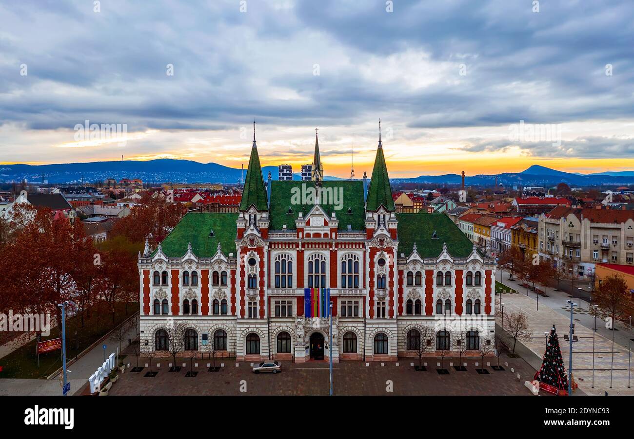 Ujpest Stadtzentrum in Budapest Ungarn. Rathaus von ujpest. Tolle weihnachtsstimmung. Stockfoto
