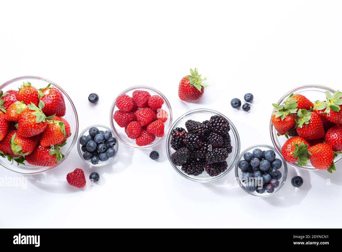 Beeren in Glasschalen auf weißem Hintergrund. Draufsicht. Stockfoto