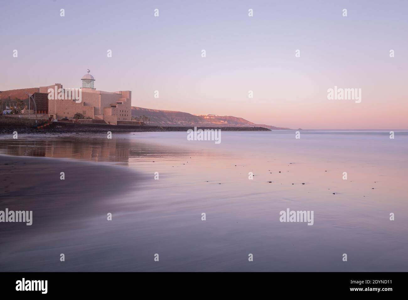 Blick auf das Auditorium Alfredo Kraus vom Strand Las Canteras, la cicer bei Sonnenaufgang in Las Palmas de Gran Canaria, Kanarische Inseln, Spanien. Stockfoto