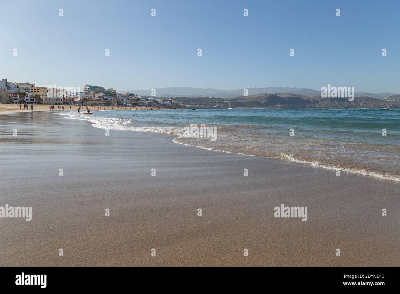 Blick auf das Strandufer von Las Canteras auf Gran Canaria, Kanarische Inseln, Spanien. Strand und Urlaub storniert. Stockfoto