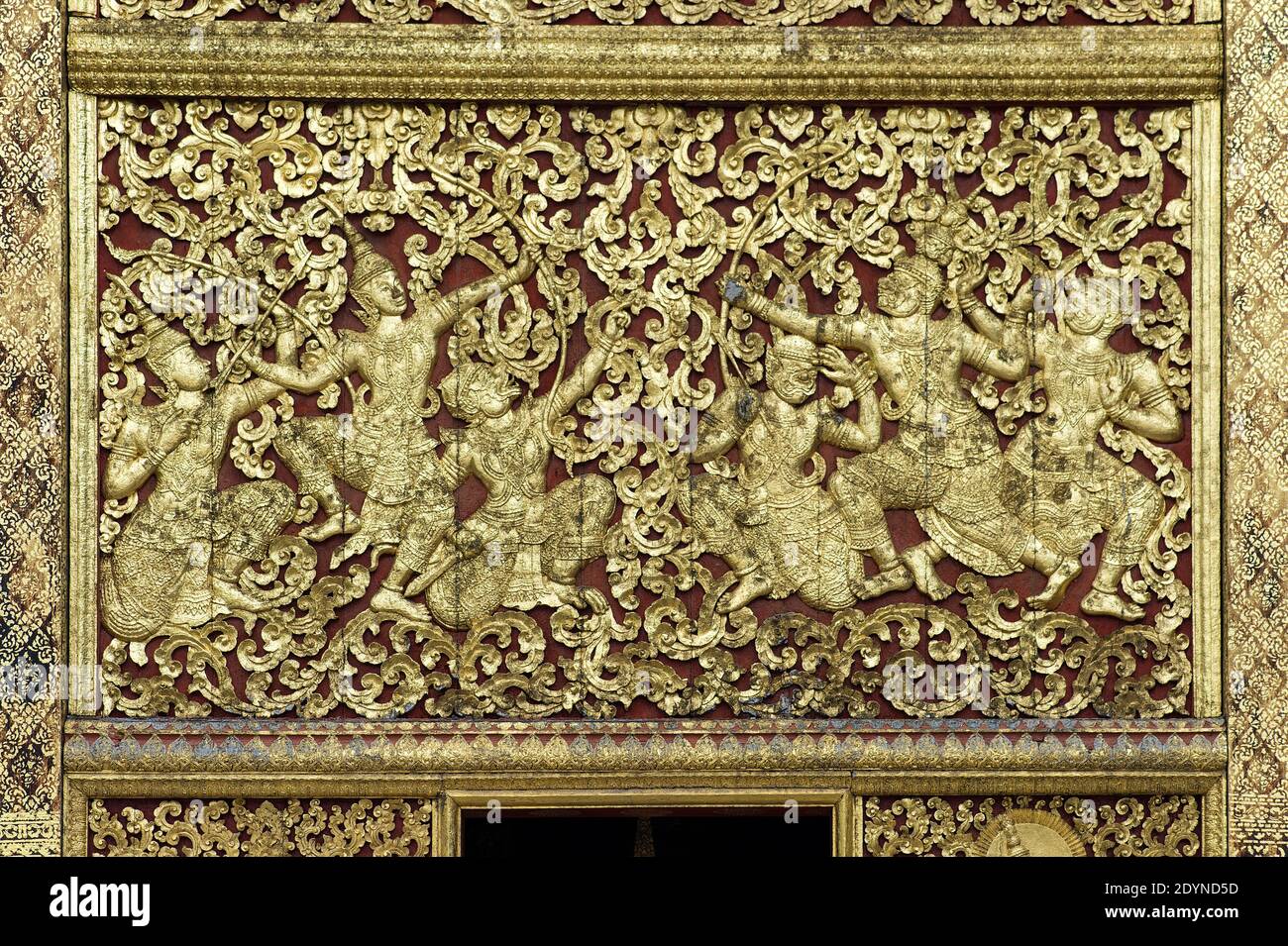 Vergoldete Teakholzplatten mit reichen floralen Schnitzereien, Königliches Begräbliches Kutschenhaus, Tempel Wat Xieng Thong, Luang Prabang, Laos Stockfoto