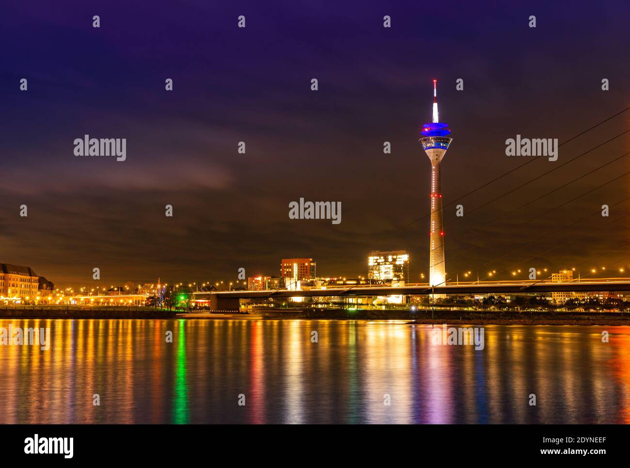 Rheinturm in Düsseldorf bei Nacht; Nachtansicht des Rheinufers im Bundesland Nordrhein-Westfalen von Deutschland Stockfoto