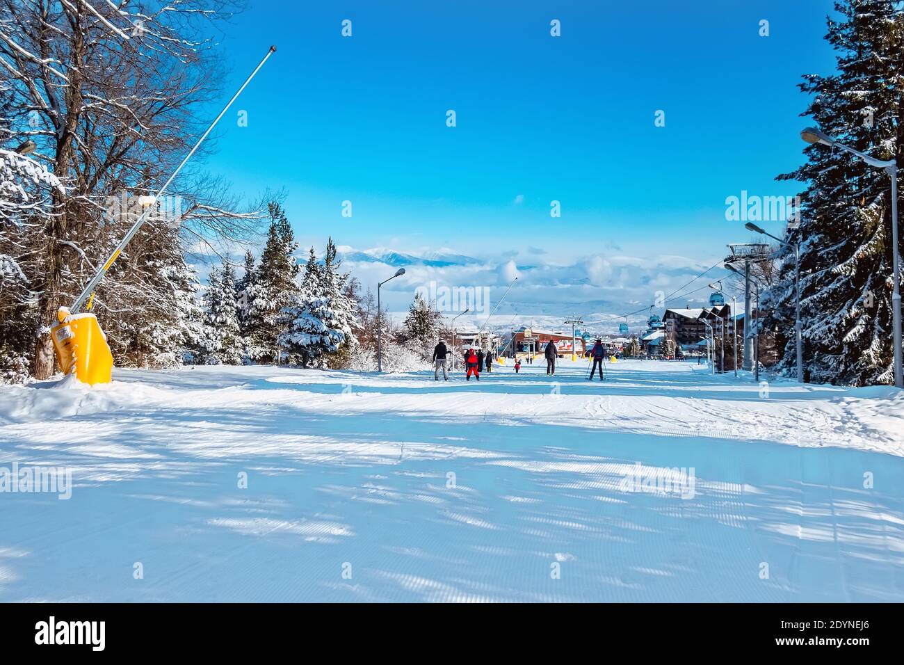 Bansko, Bulgarien - Januar 22, 2018: Winter Skigebiet Bansko mit Skipiste, Kabinen, Menschen und Berge Stockfoto