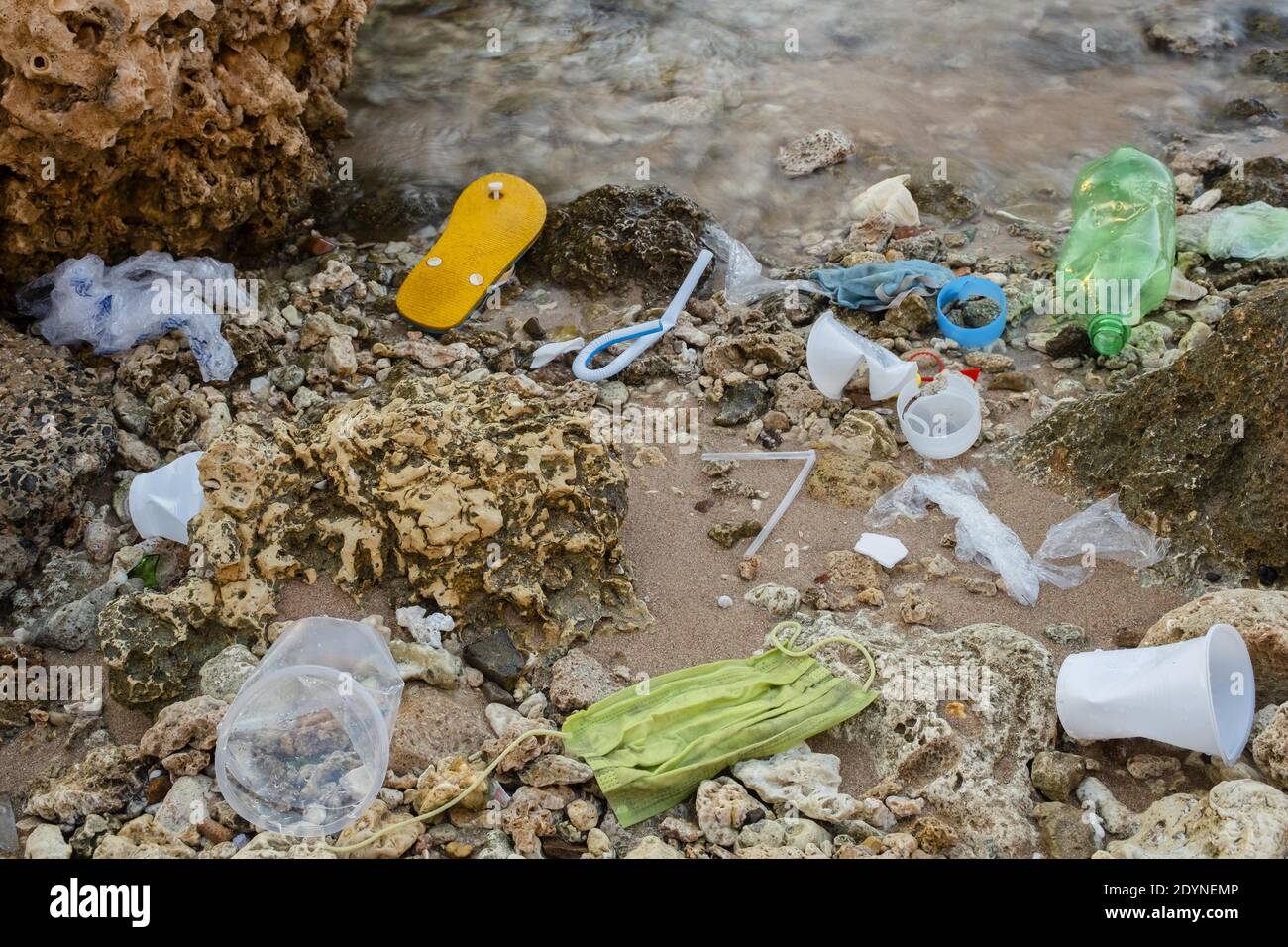 Plastikmüll, Plastikmüll und weggeworfene Gesichtsmasken am Strand, Umweltverschmutzung, Rotes Meer, Sharm el Sheikh, Ägypten Stockfoto