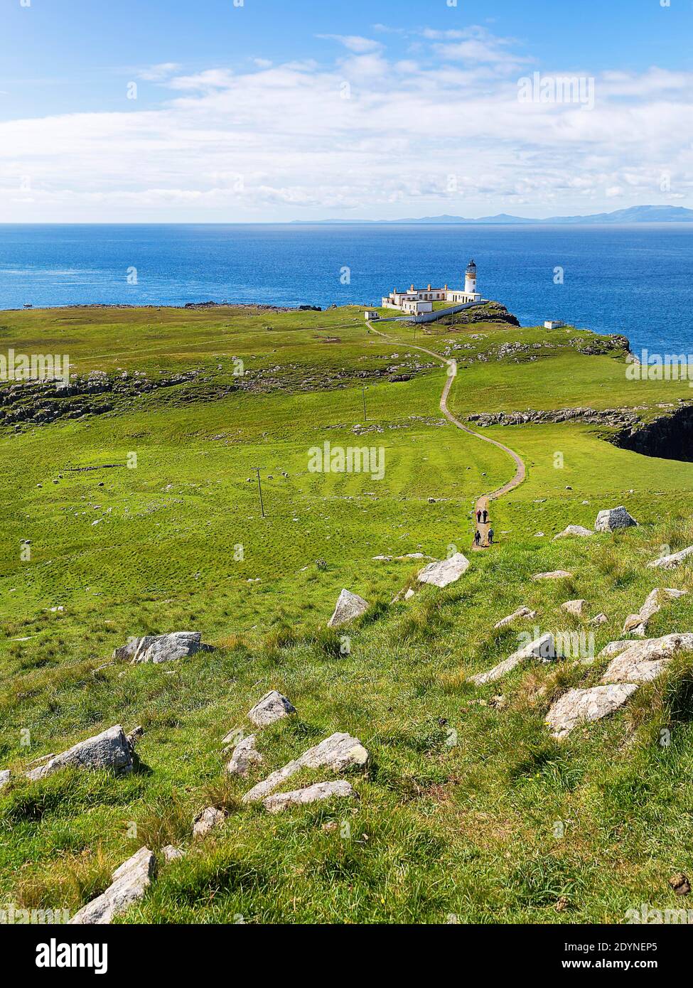 Wanderweg zum Leuchtturm auf der Halbinsel Neist Point mit Blick auf die Äußeren Hebriden am Horizont, Dunvegan, Isle of Sky, Innere Hebriden Stockfoto