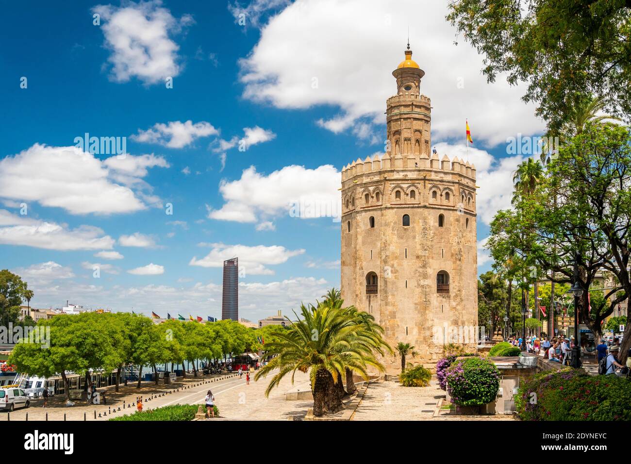 Der Torre del Oro, was übersetzt Turm des Goldes, historisches Wahrzeichen aus dem XIII Jahrhundert in Sevilla, Andalusien, Spanien Stockfoto