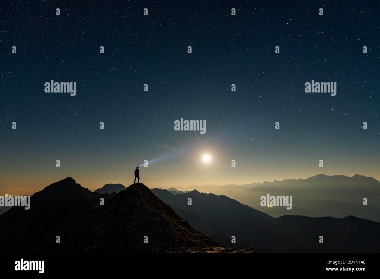 Bergsteiger auf Gipfelgrat mit Vollmond und Sternenhimmel, im Hintergrund Ammergauer Alpen, Reutte, Ammergauer Alpen, Tirol, Österreich Stockfoto