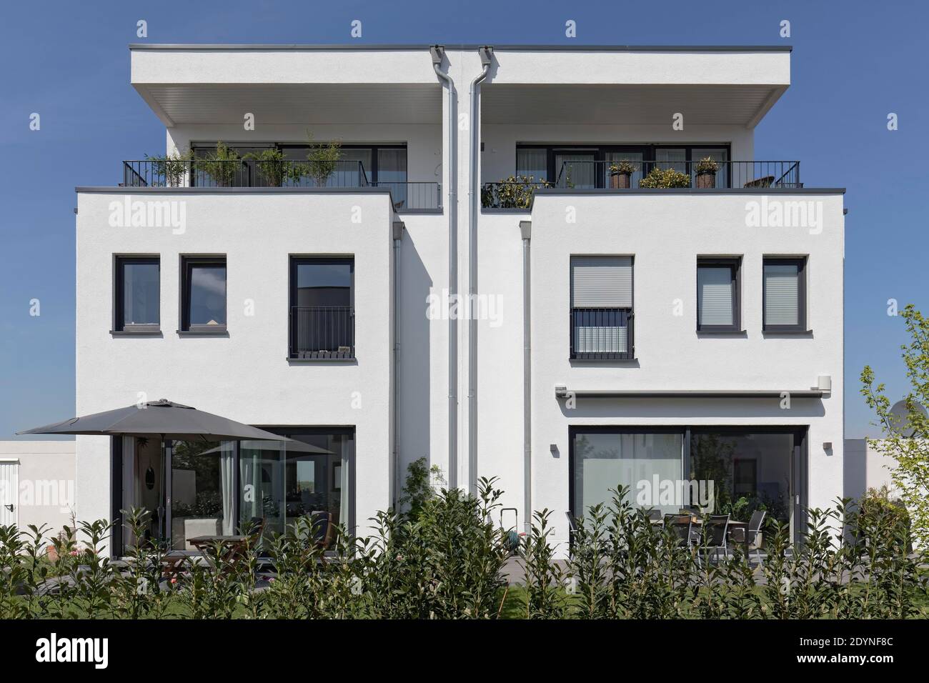 Modernes Zweifamilienhaus im Bauhaus-Stil, Cubushaus, Düsseldorf, Nordrhein-Westfalen, Deutschland Stockfoto