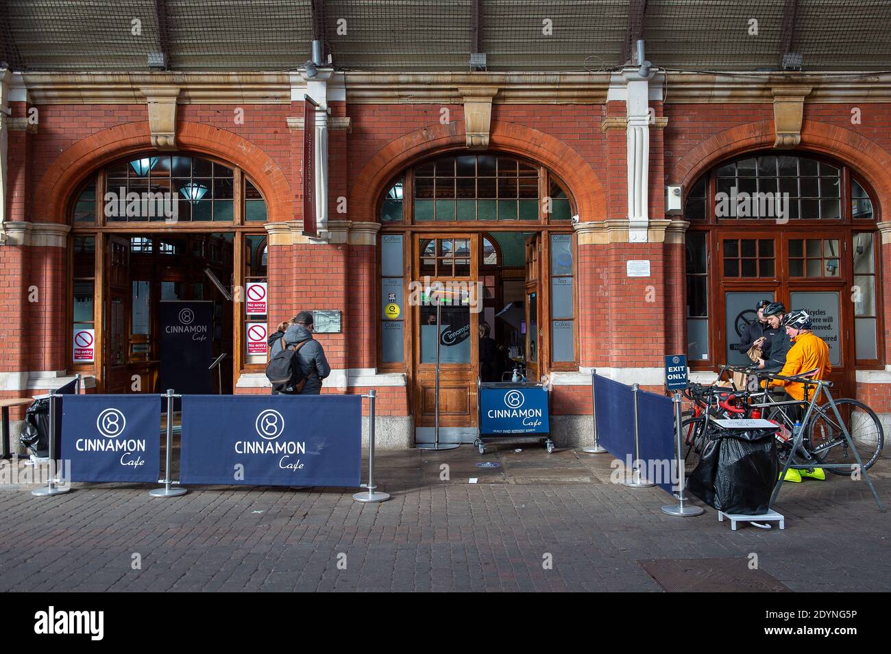 Windsor, Berkshire, Großbritannien. November 2020. Das Cinnamon Cafe, das bei Radfahrern beliebt ist, ist für Geschäftsreisende geöffnet. Das Pub Duchess of Windsor ist vorübergehend geschlossen. Windsor war heute ruhig wie am zweiten Tag der zweiten Covid-19 nationalen Sperre in England. Mehr Geschäfte und Cafés waren geöffnet als in der vorherigen Sperre Anfang dieses Jahres. Quelle: Maureen McLean/Alamy Stockfoto