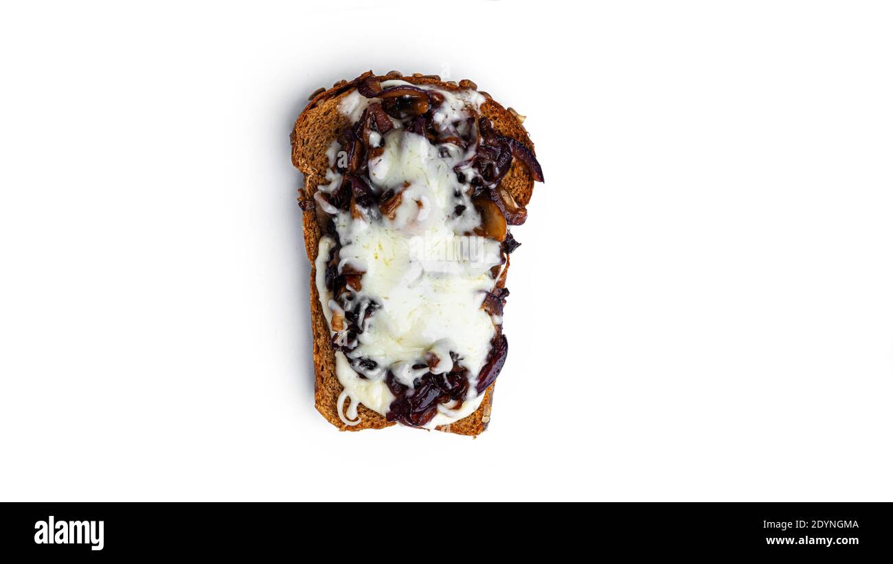 Heißes Sandwich mit Pilzen auf weißem Hintergrund. Hochwertige Fotos Stockfoto