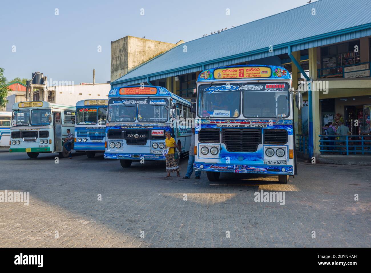 ALUTHGAMA, SRI LANKA - 16. FEBRUAR 2020: Busse der Vorstadtstrecken am städtischen Busbahnhof Stockfoto
