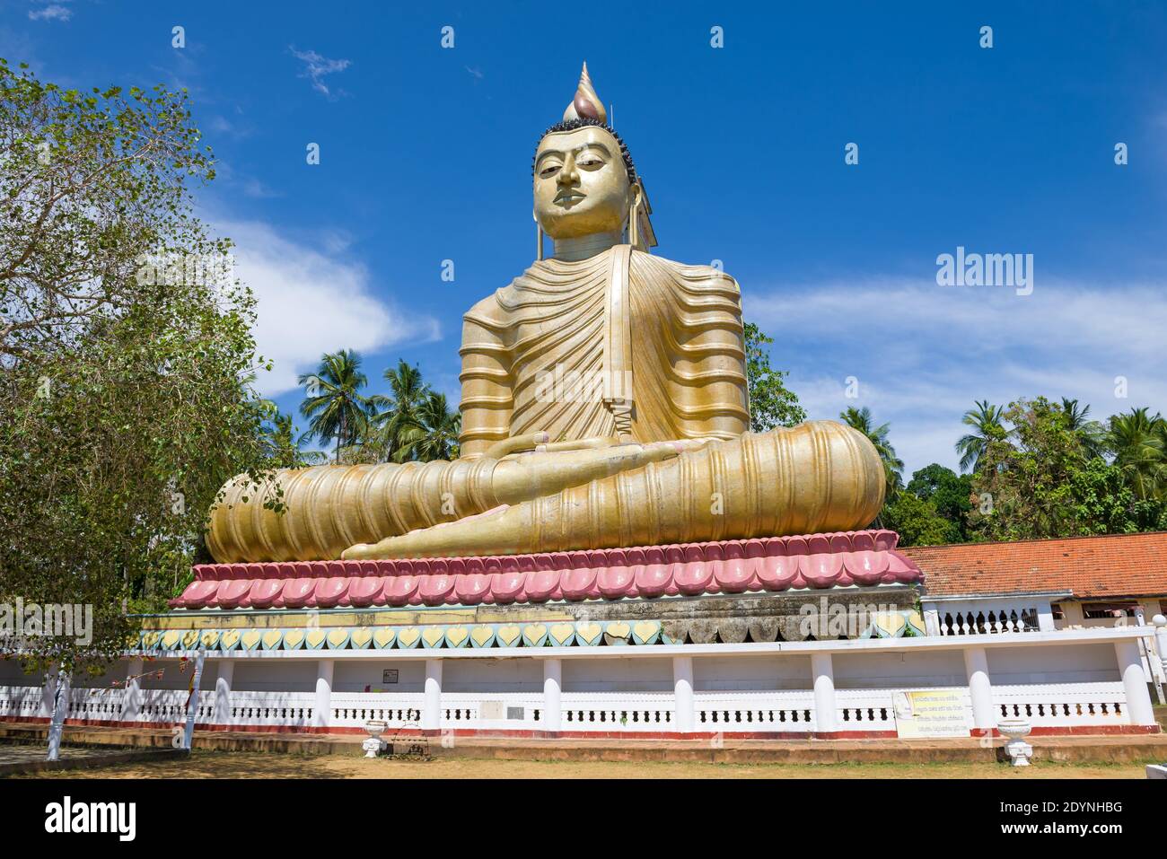 DIKWELLA, SRI LANKA - 17. FEBRUAR 2020: Riesige Skulptur eines sitzenden Buddha (Buddha mit einem Haus auf dem Rücken) an einem sonnigen Tag. Buddhistischer Tempel Wewrukan Stockfoto
