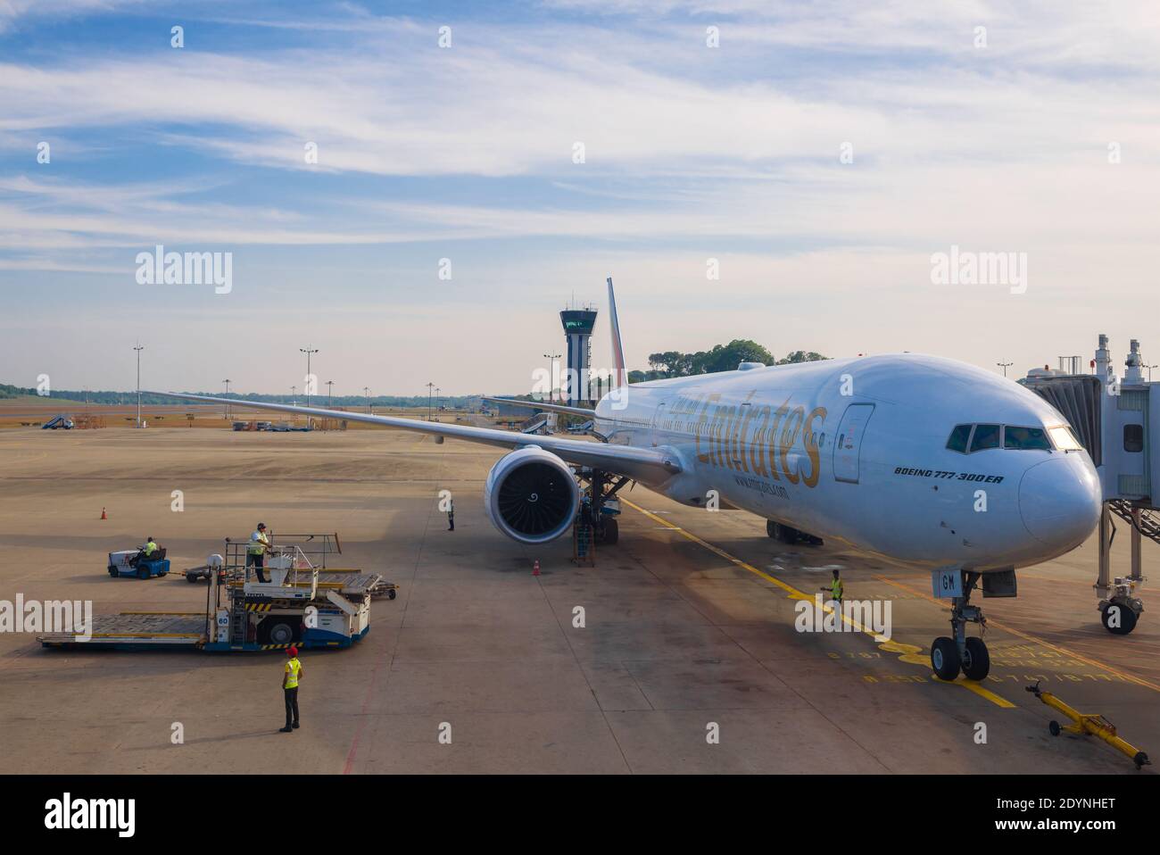 COLOMBO, SRI LANKA - 24. FEBRUAR 2020: Boeing 777-300ER von Emirates Airlines am frühen Morgen auf dem Flughafen Bandaranaike Stockfoto