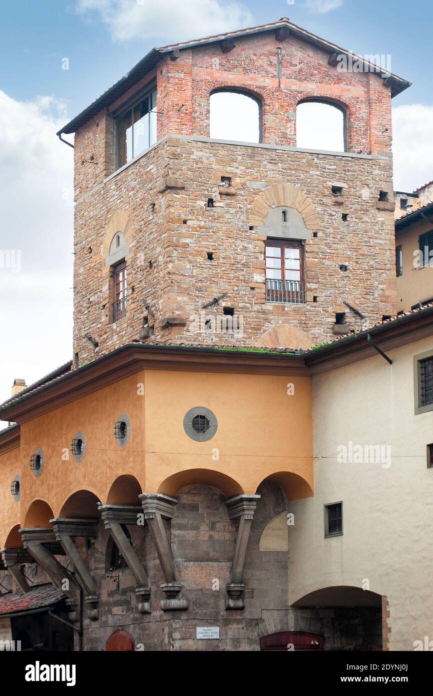 Florenz, Italien - 2020. Dezember 22: Der Mannelli-Turm, am Anfang der Ponte Vecchio. Unten ein Abschnitt des Vasari-Korridors. Stockfoto